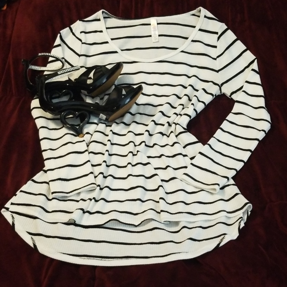 *SOLD* LulaRoe White and Black Lynnae